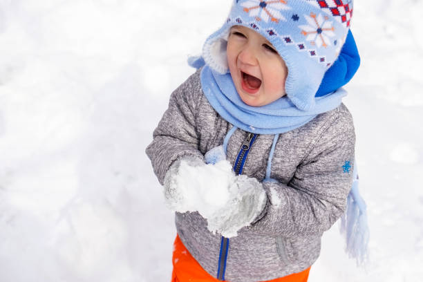 istock Little boy playing in the snow 925929144