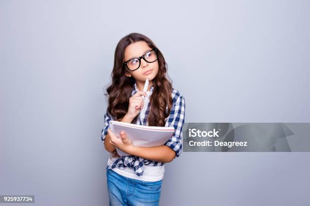 Bildung Studie Intelligenz Gesundheit Lifestylepreteenskonzept Charmante Nette Attraktive Bezaubernd Schöne Schulmädchen In Modischen Outfit Mit Büchern Und Spezifikationen Analyse Etwas Stockfoto und mehr Bilder von Kind