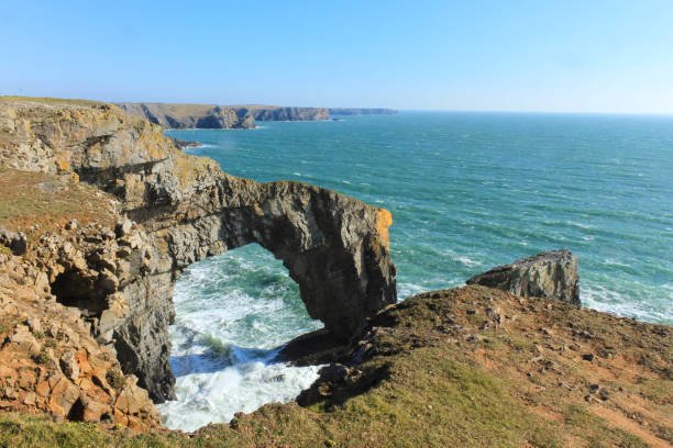 istock Naturak Arch in Rock Created by Sea 925937874