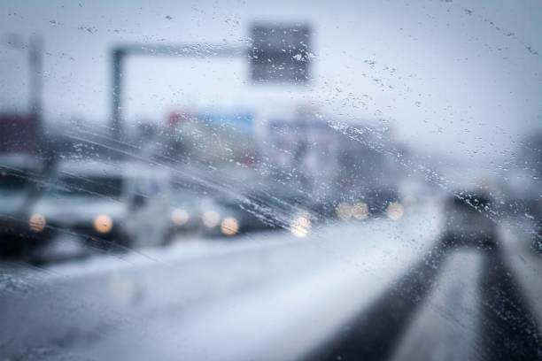 closeup de llovizna de gotas de lluvia en parabrisas de autos - slow jam fotografías e imágenes de stock