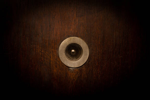 крупным планом деревянной двери старинные видоимовщик - eye hole стоковые фото и изображения