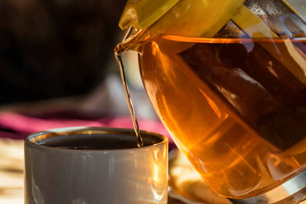 istock Pouring tea from transparent kettle in cup 925953194