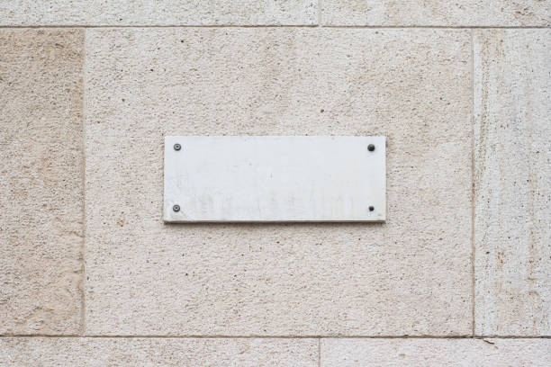 enseigne plaque de marbre carré vide sur un bâtiment à l’architecture classique - marble building photos et images de collection