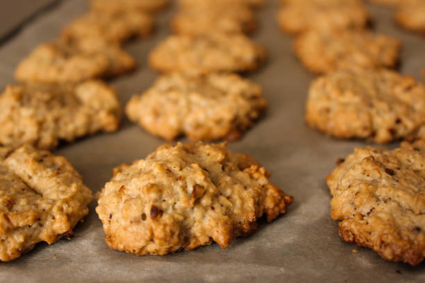 bouchent les rangées de biscuits à l’avoine maison brun - chocolate chip cookie cookie preparing food chocolate photos et images de collection