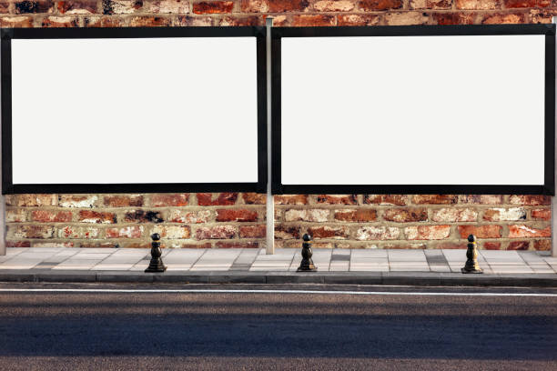 cartelloni vuoti in strada con percorso di ritaglio - electronic billboard billboard sign arranging foto e immagini stock