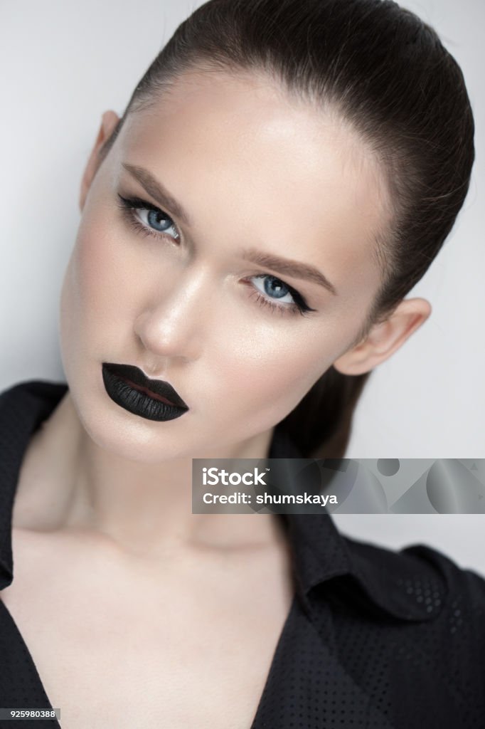 modelo profissional com maquiagem delineador batom preto - Foto de stock de Adulto royalty-free