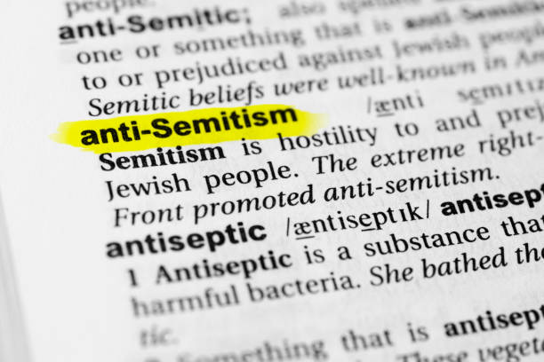 evidenziata la parola inglese "antisemitismo" e la sua definizione nel dizionario - urgent parola inglese foto e immagini stock