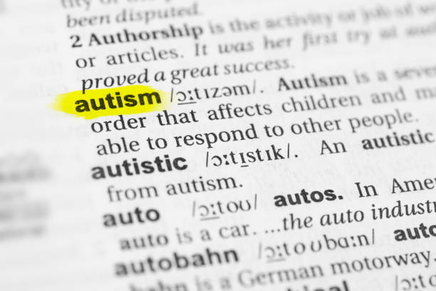 evidenziato la parola inglese "autismo" e la sua definizione nel dizionario - urgent parola inglese foto e immagini stock