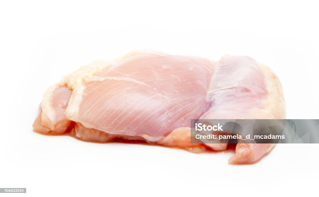 Cuisse de poulet cru sur un fond blanc - Photo de Aliment libre de droits