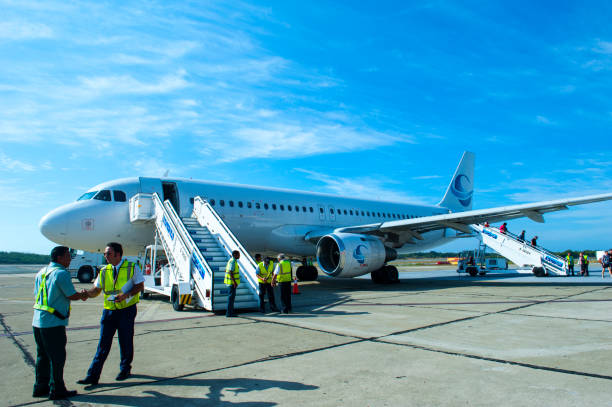 avión aterrizó en el aeropuerto de antonio maceo grajales en santiago de cuba, cuba - landed airplane travel commercial airplane fotografías e imágenes de stock