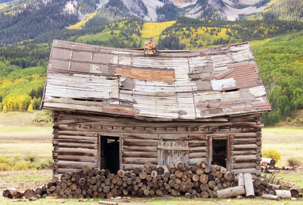istock Colorado Log Cabin in Autumn 926044722