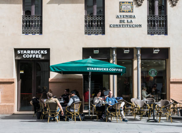 セビリアのスターバックス コーヒー - starbucks coffee coffee shop women ストックフォトと画像