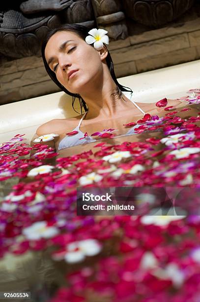 Blütenbad Stockfoto und mehr Bilder von Alternative Behandlungsmethode - Alternative Behandlungsmethode, Asien, Attraktive Frau