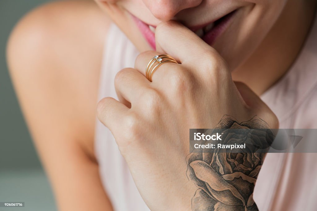Primo piano del tatuaggio a mano di una donna - Foto stock royalty-free di Tatuaggio