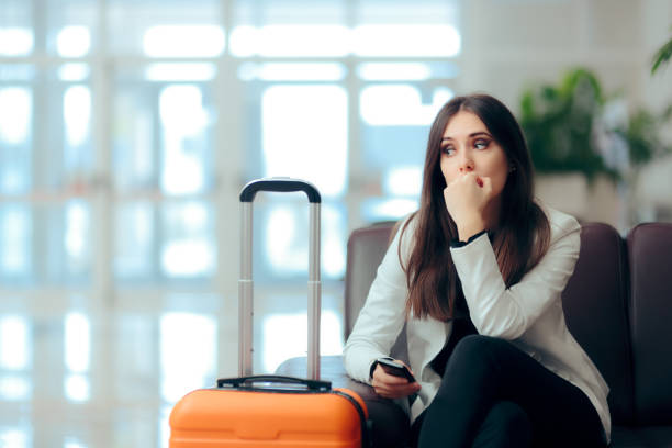 triste donna malinconica con valigia in sala d'attesa dell'aeroporto - mind trip foto e immagini stock