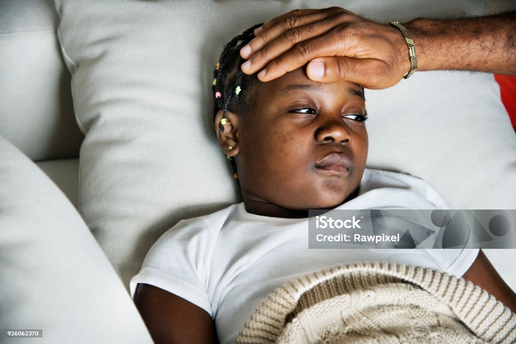Chica durmiendo con la enfermedad en la cama - Foto de stock de Niño libre de derechos