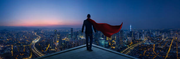 empresário fica no telhado, olhando a vista da paisagem urbana de grande - business super hero - fotografias e filmes do acervo