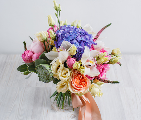 Bouquet of white  roses in a vase