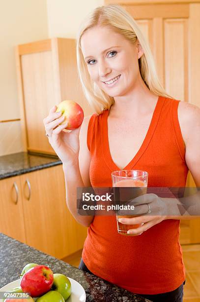 Gesundes Frühstück Stockfoto und mehr Bilder von Apfel - Apfel, Beißen, Blondes Haar