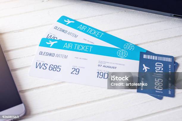 Dos Entradas Están A La Mesa Con Un Teléfono Concepto De La Compra De La Reserva De Entradas En Línea Para Viajes Foto de stock y más banco de imágenes de Billete de avión