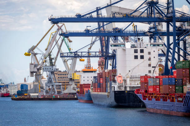 navi portacontainer nel porto commerciale, gdynia, polonia - gdansk foto e immagini stock