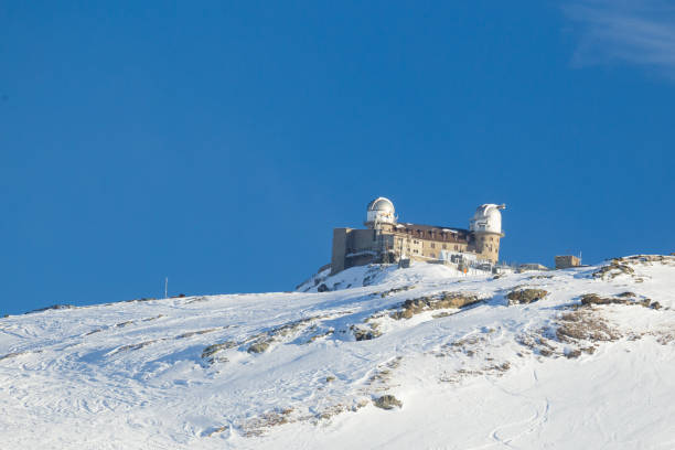 el observatorio del cielo nocturno gornergrat encaramado en una ladera alta en suiza - snowboard apres ski snow nobody fotografías e imágenes de stock