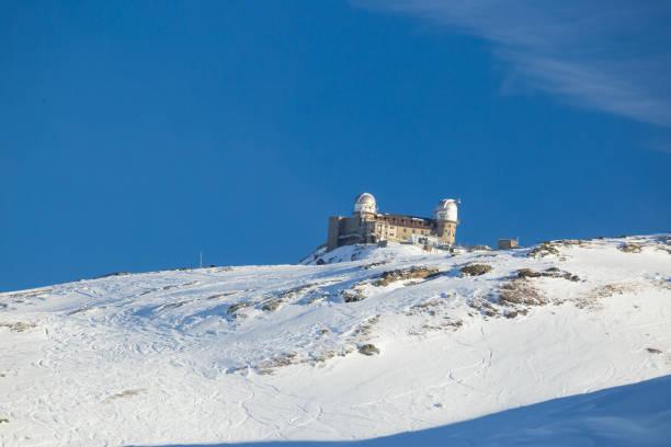 el observatorio del cielo nocturno gornergrat encaramado en una ladera alta en suiza - snowboard apres ski snow nobody fotografías e imágenes de stock