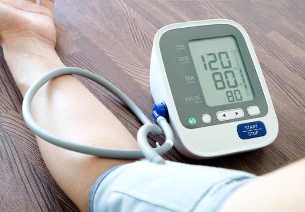 인간의 검사 혈압 모니터와 디지털 압력 게이지와 심장 박동 모니터. 건강 관리 및 의료 개념 - 고혈압 뉴스 사진 이미지