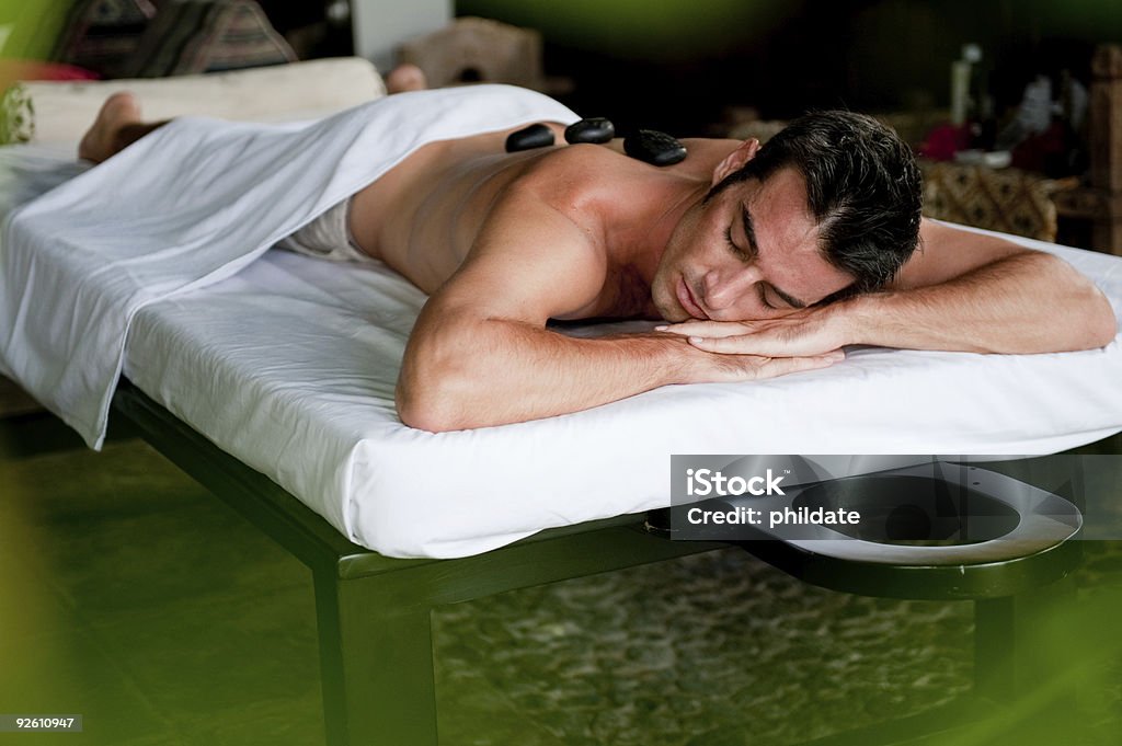 Uomo presso la Spa - Foto stock royalty-free di Adulto