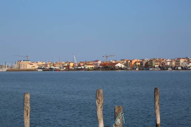 小さな町の景観というイタリアのヴェニス近くソットマリーナ - chioggia ストックフォトと画像