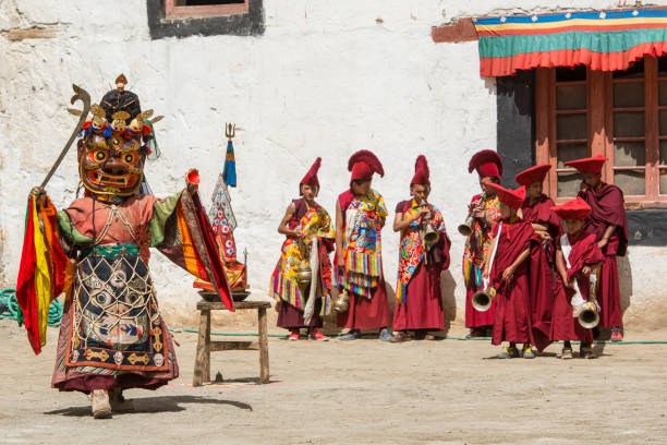 monges budistas estão realizando um dança sagrado em ladakh. - buddhist festival - fotografias e filmes do acervo