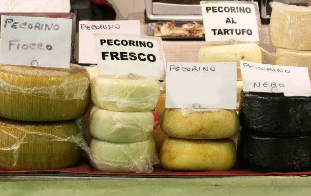 formaggio italiano come pecorino fresco che significa formaggio a base di latte di pecora - provincia di pistoia foto e immagini stock