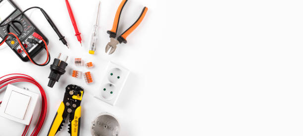apparecchiature elettricista su sfondo bianco con spazio di copia. vista dall'alto - household tool foto e immagini stock