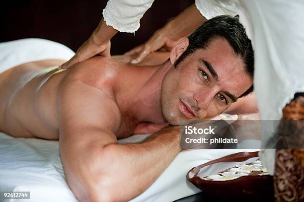 Homem Tendo A Massagem - Fotografias de stock e mais imagens de 30-39 Anos - 30-39 Anos, Adulto, Adulto de idade mediana