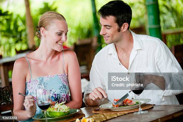 Par De Cena Foto de stock y más banco de imágenes de Adulto - Adulto, Alegre, Alimento