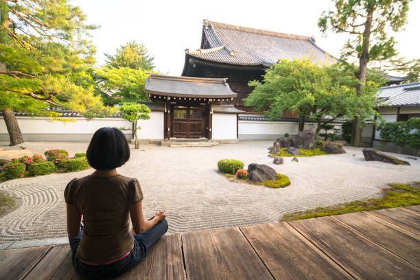 vue arrière de la femme assise et méditant dans zen jardin de chion-ji à kyoto, japon - zen like women temple meditating photos et images de collection