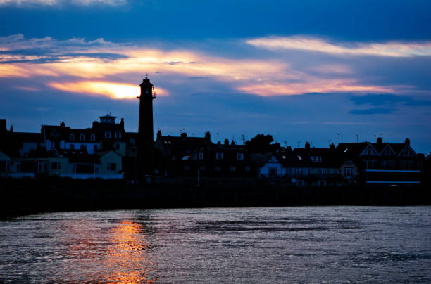 sunset over the lighthouse at gorleston-on-sea - great yarmouth england norfolk river imagens e fotografias de stock