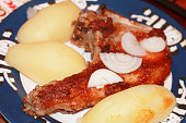gebratenes-fleisch-auf-dem-knochen-mit-einer-frischen-zwiebel-und-gekochten-kartoffeln-auf-dem.jpg?b=1&s=170x170&k=20&c=IkCyuIFa7n6w2wHTR5SBSJuyp0LE1fq-jbQgIYNhgQk=