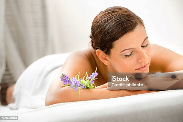 Photo libre de droit de Femme En Spa banque d'images et plus d'images libres de droit de Adulte - Adulte, Aromathérapie, Beauté