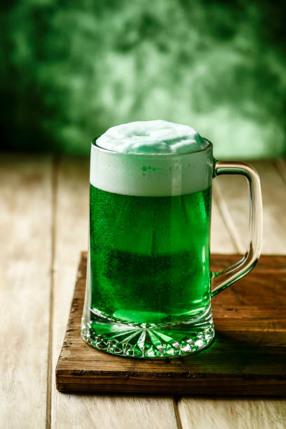 gefärbte jungbier - green beer fotos stock-fotos und bilder