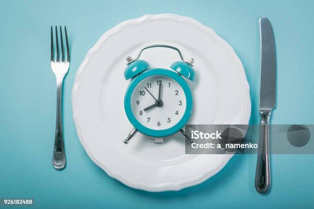 Intermittierende Fastin Konzept Leeren Teller Auf Blauem Hintergrund Stockfoto und mehr Bilder von Frühstück