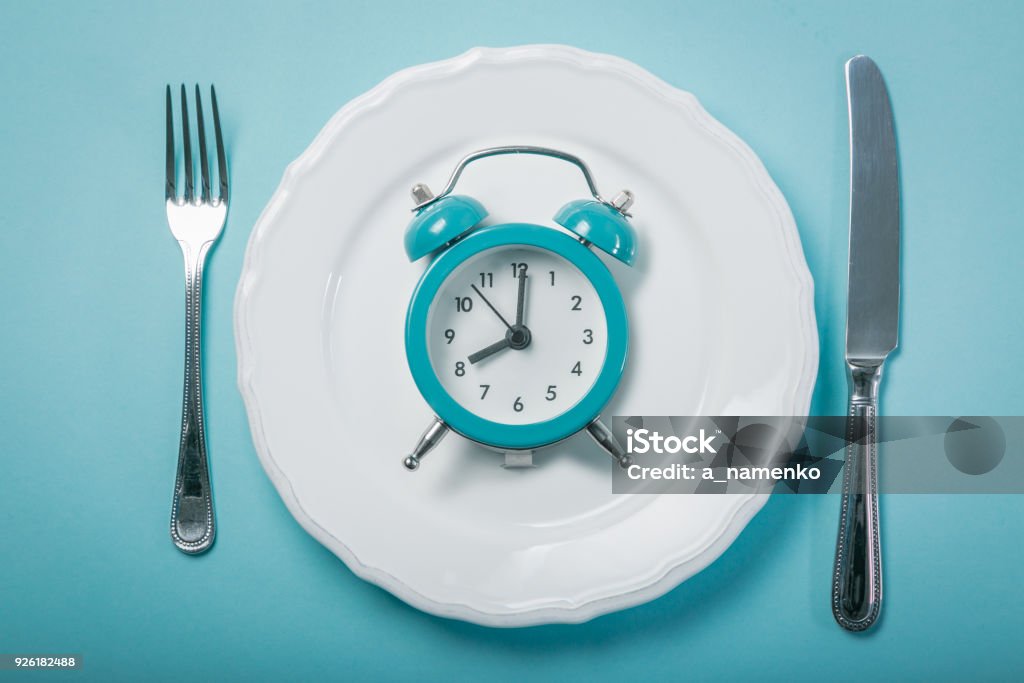 断続的な fastin コンセプト - 青色の背景の空のプレート - 朝食のロイヤリティフリーストックフォト
