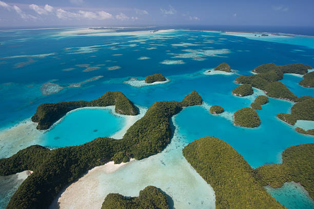 palácio de ilhas rock - micronesia lagoon palau aerial view imagens e fotografias de stock