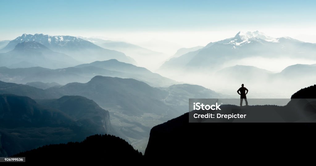 Silhouettes des chaînes de montagnes spectaculaires. Homme pour atteindre le sommet Sgrena. - Photo de Montagne libre de droits