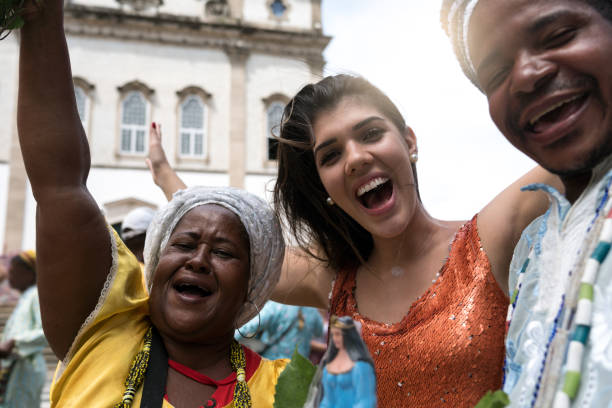 turismo mujer tomando un selfie con gente religiosa brasileña local - trajes tipicos colombianos fotografías e imágenes de stock
