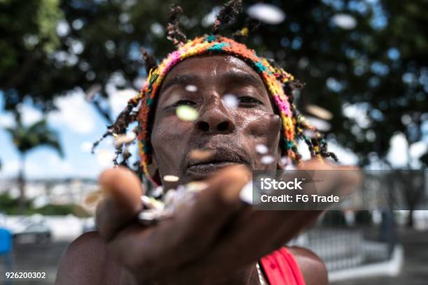 Feiert Der Mensch Mit Konfetti Stockfoto und mehr Bilder von Jamaica - Jamaica, Karneval - Feier, Menschen