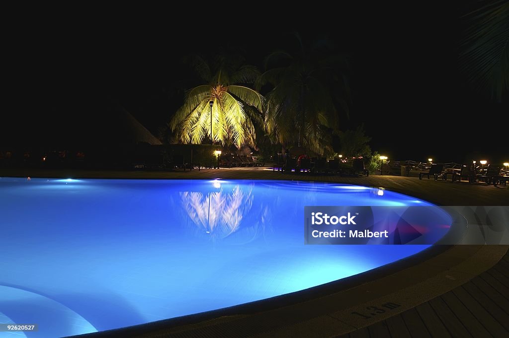 Piscine dans un hôtel tropical - Photo de Piscine libre de droits