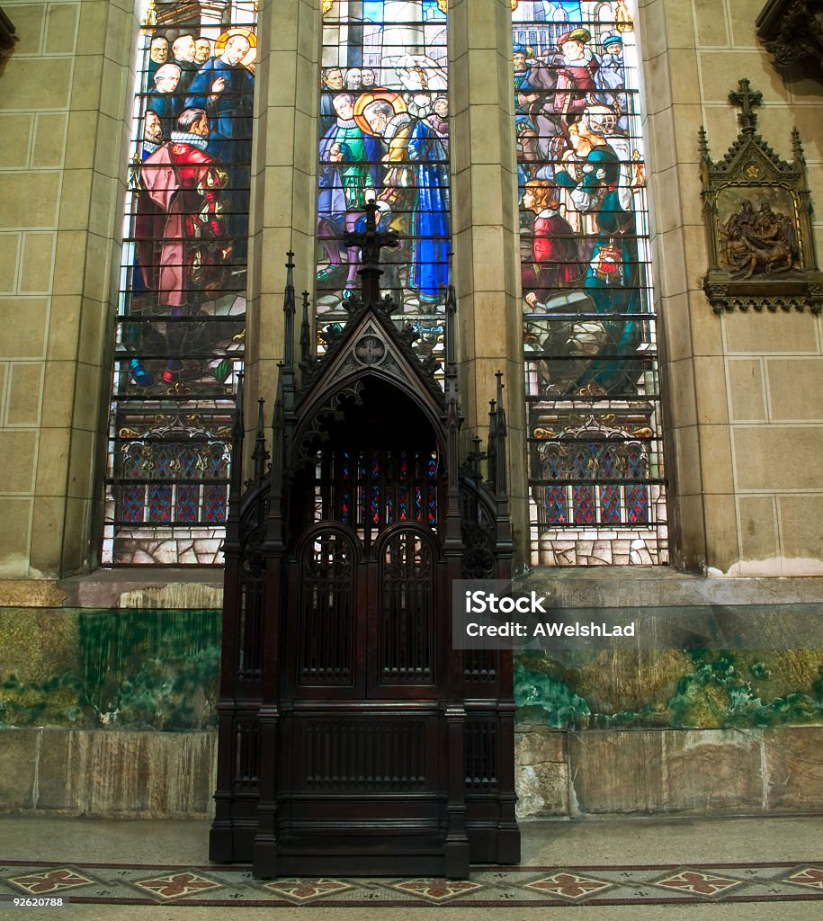 Confessional y vitrales de la ventana - Foto de stock de Antigualla libre de derechos