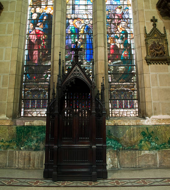 confessional y vitrales de la ventana - confession booth church forgiveness wood fotografías e imágenes de stock