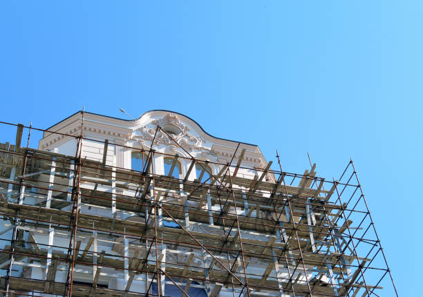 andaimes em torno de uma fachada de edifício renovadora - restoring repairing house built structure - fotografias e filmes do acervo